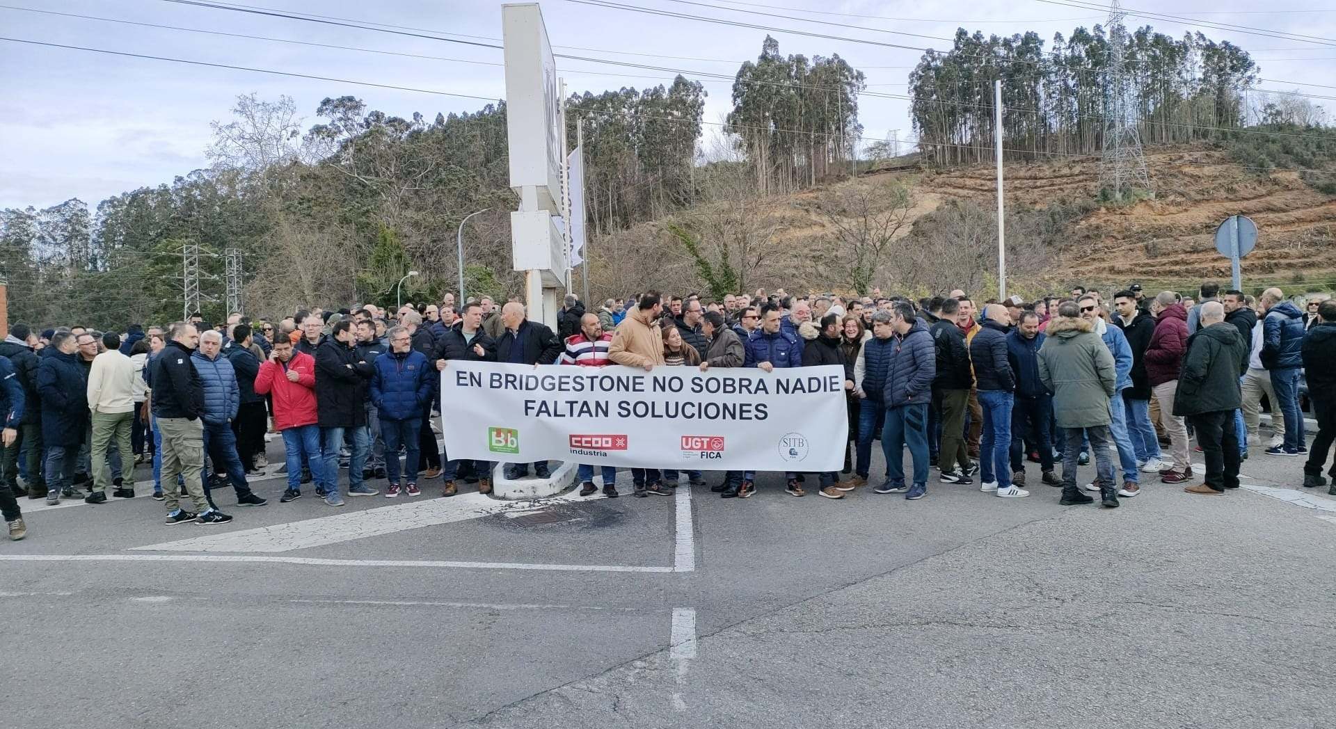 Concentración de la plantilla de la planta de Bridgestone en Puente San Miguel (Reocín) - UGT