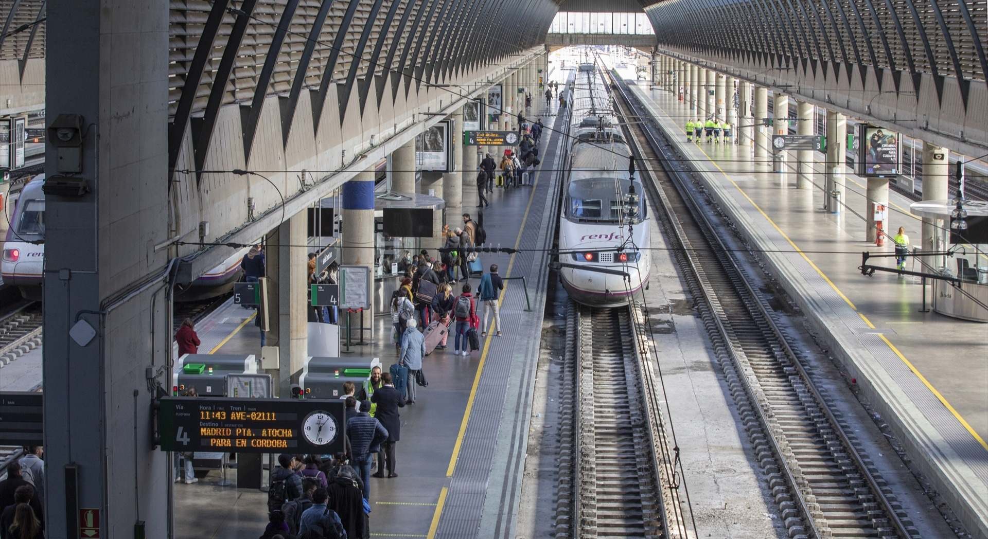 Pasajeros en la estación ferroviaria de Santa Justa