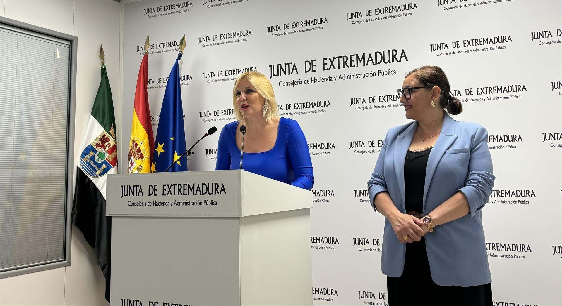 La consejera de Hacienda y Administración Pública, Elena Manzano, acompañada por la directora general de Tributos, Fátima Pablo - EUROPA PRESS