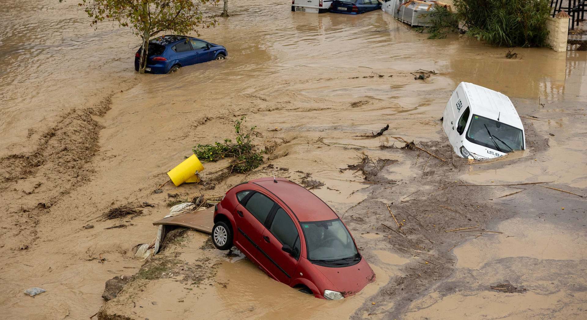Coche llevados por la riada en Álora.