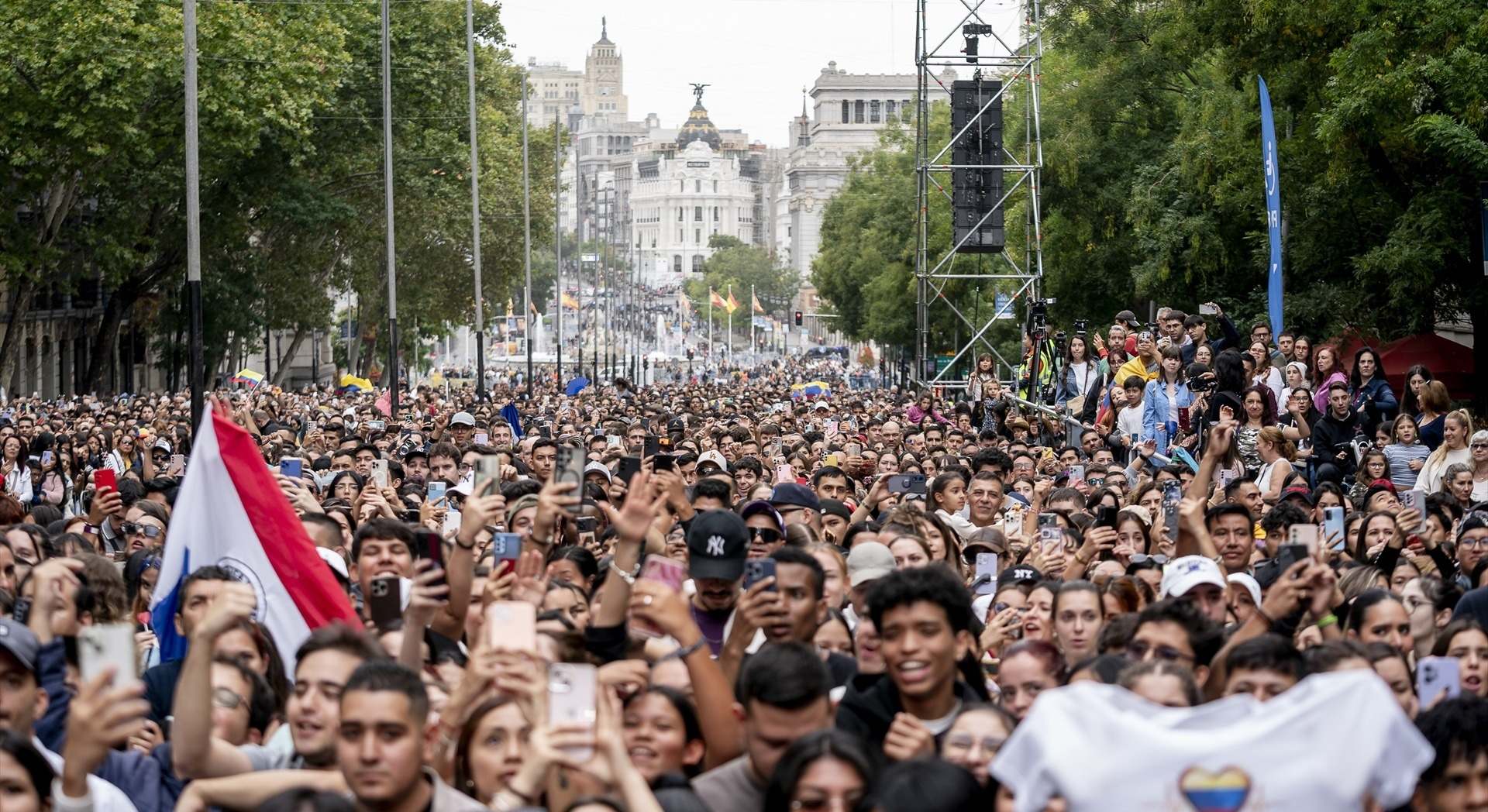 Cientos de personas durante un concierto por el Día de la Hispanidad, en la Puerta de Alcalá, a 6 de octubre de 2024, en Madrid (España)