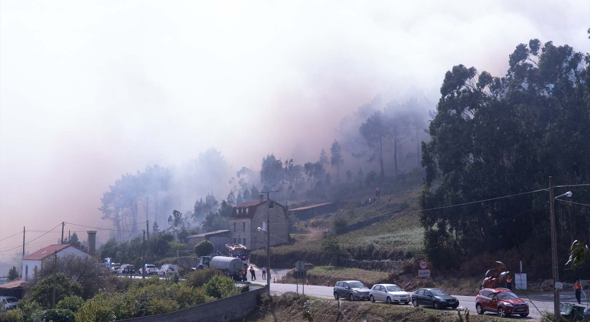 Vista del humo, a 5 de agosto de 2025, en Ponteceso