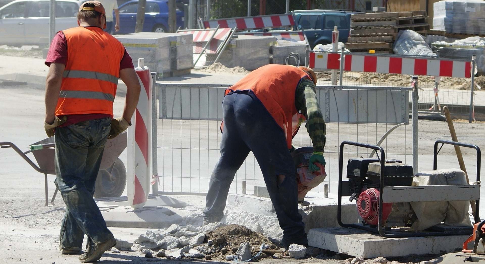 Dos personas trabajan en una obra.
