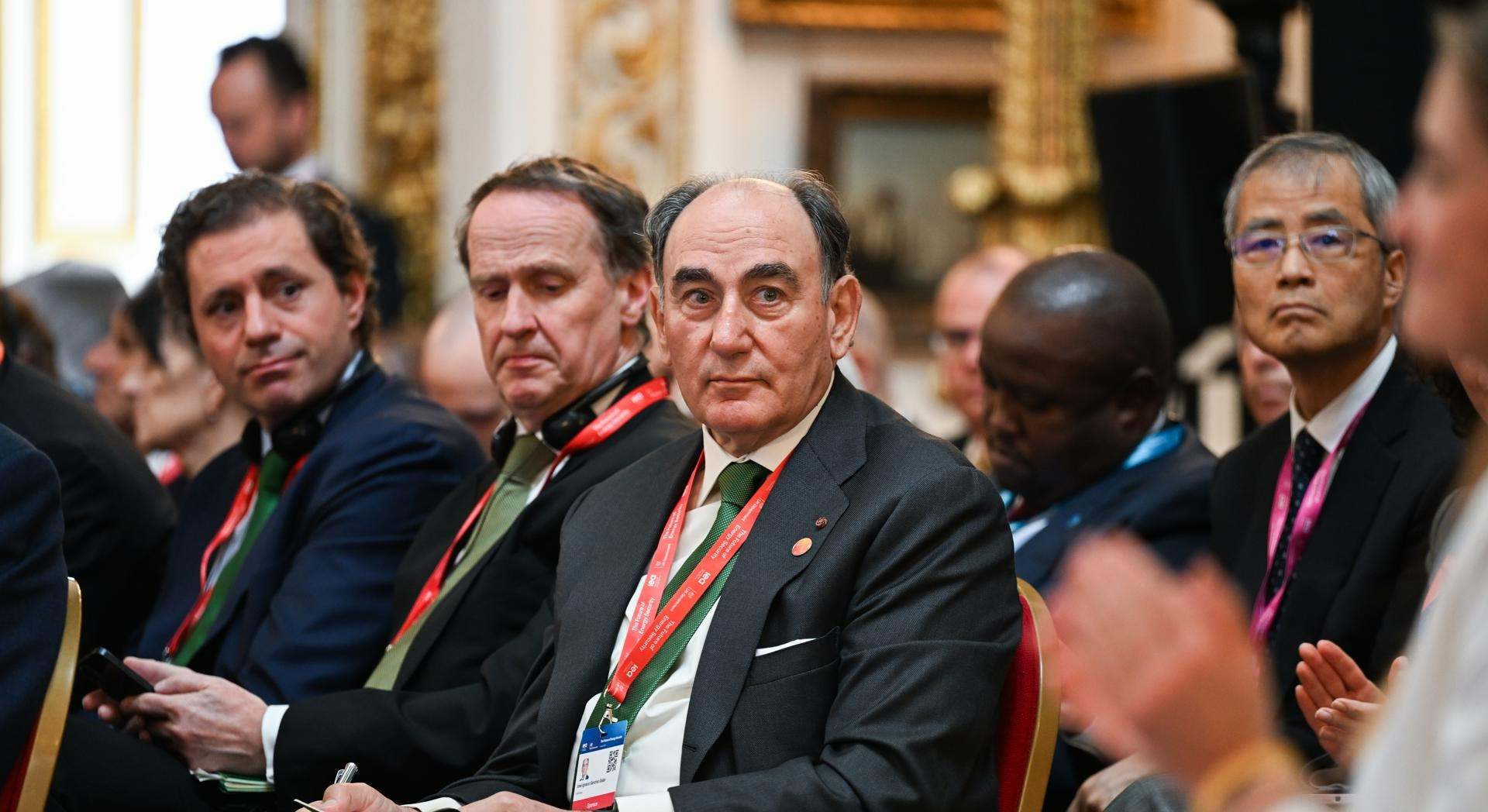 Ignacio Galán (Iberdrola) escuchando la intervención de Sara Aagesen. / 