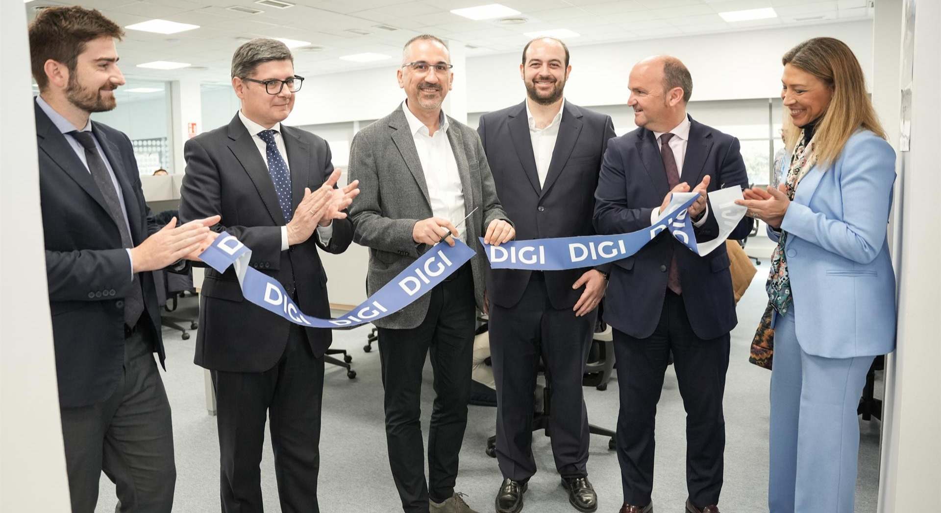 Corte simbólico de la cinta inaugural del centro de atención al cliente de Digi en Sevilla.