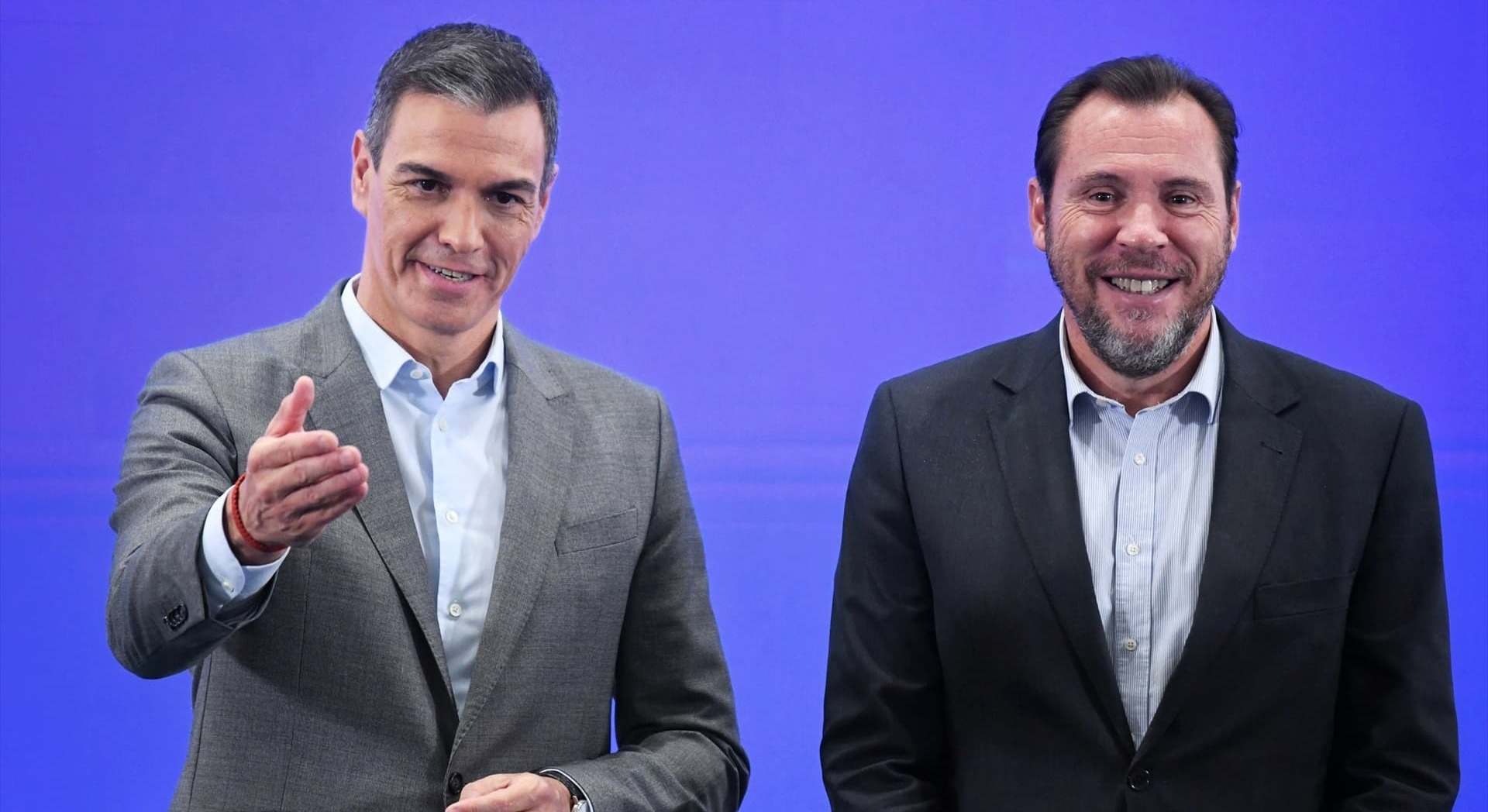 El presidente del Gobierno, Pedro Sánchez; y el Ministro de Transportes, Óscar Puente. / Europa Press