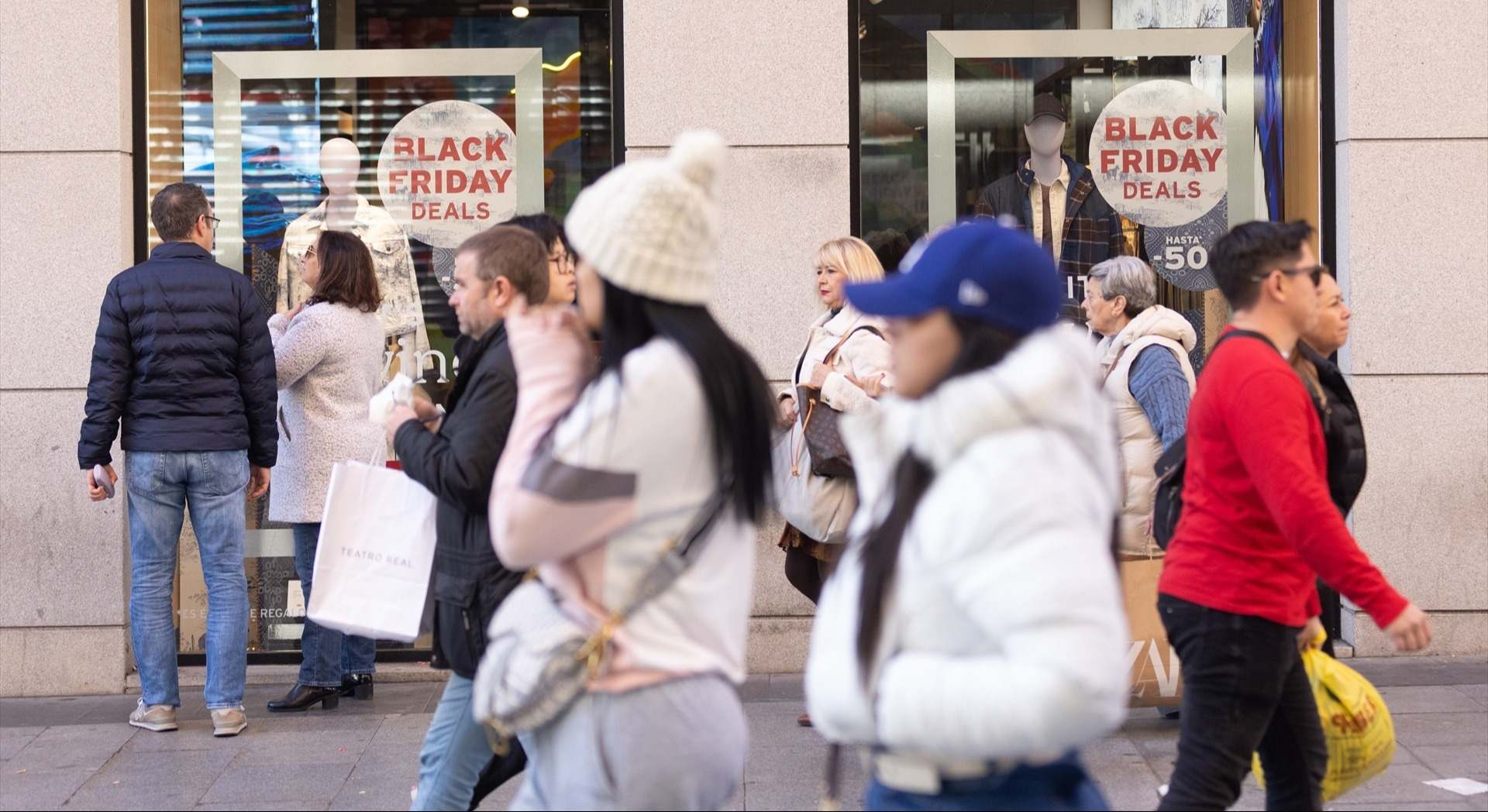 Un escaparate avisa de los descuentos durante Black Friday | EP
