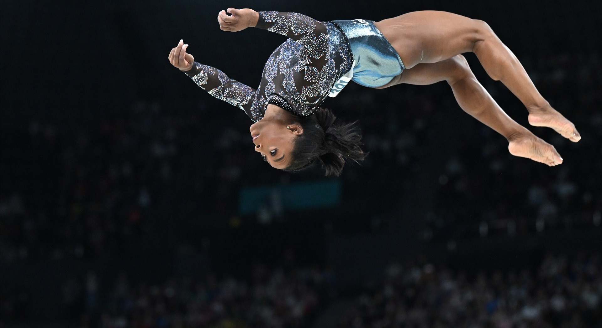 Simone Biles haciendo una pirueta en los Juegos Olímpicos de París 2024