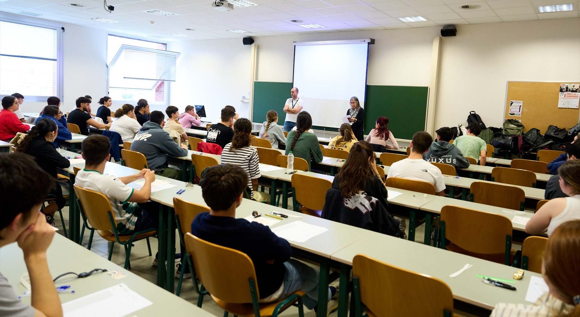 Alumnos realizan exámenes en la Selectividad. / Foto: EP