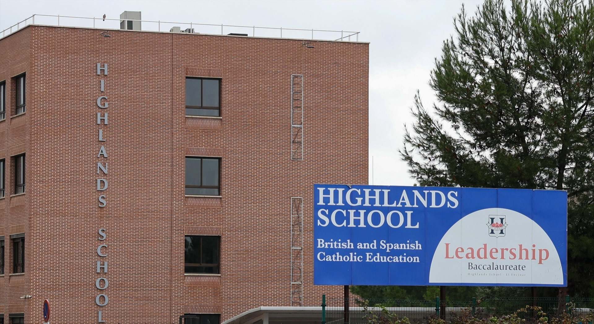 Fachada del colegio Highlands de La Moraleja