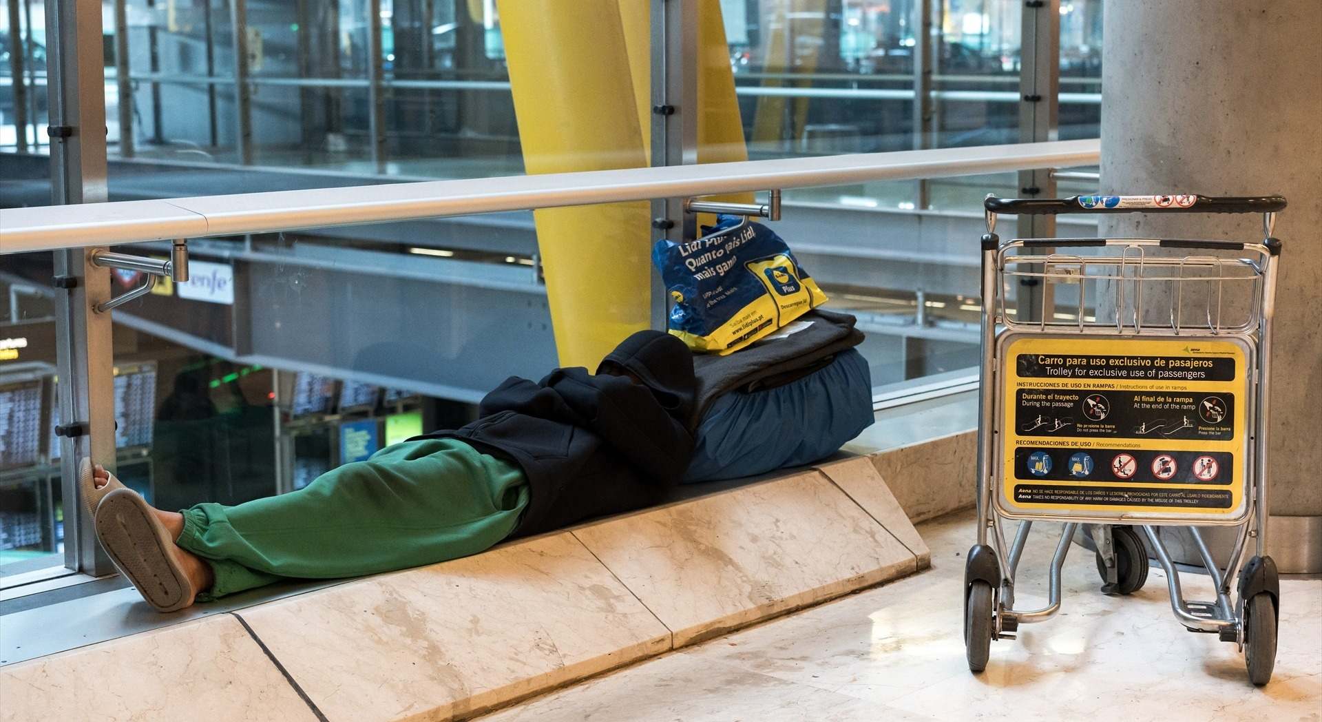 Un sintecho durmiendo en el aeropuerto de Barajas