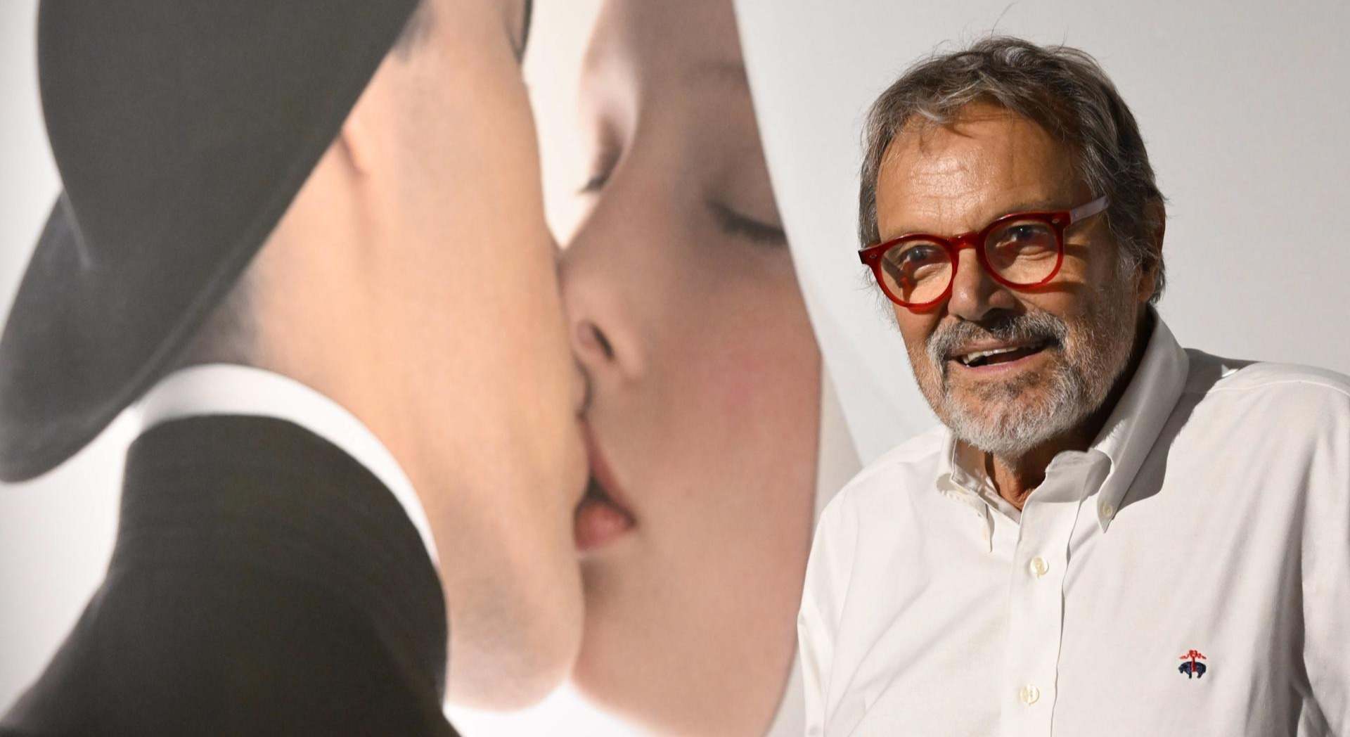 Imagen de archivo del fotógrafo y publicista italiano Oliviero Toscani, con una de sus provocadoras obras de fondo. Foto: EFE/Daniel Dal Zennaro.