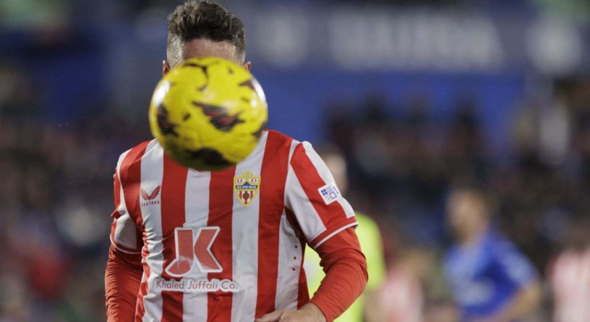 Sergio Arribas, atacante del Almería, golpea el balón con la cabeza