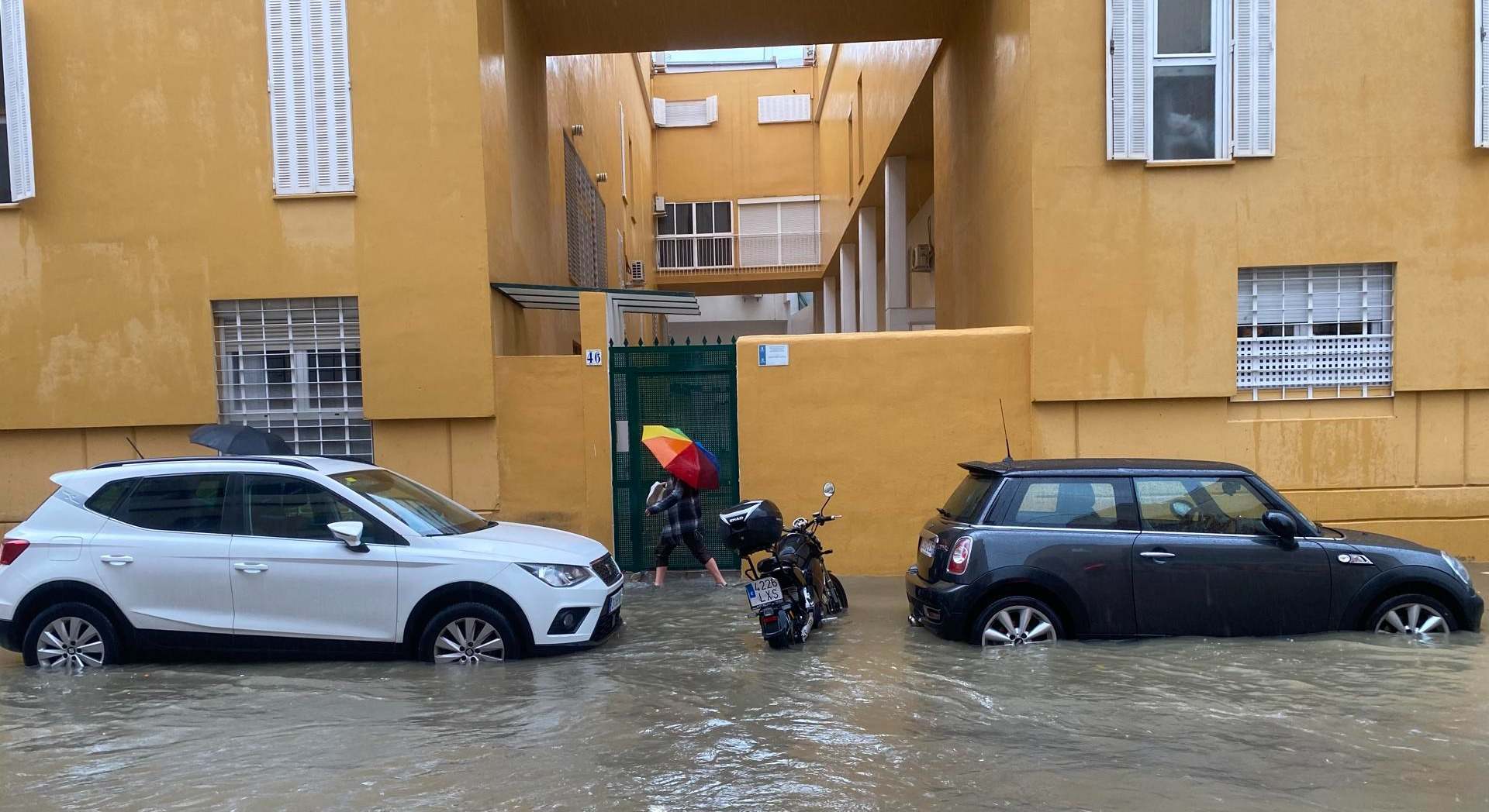 Una calle inundada este miércoles en Málaga. / María Alonso (EFE)