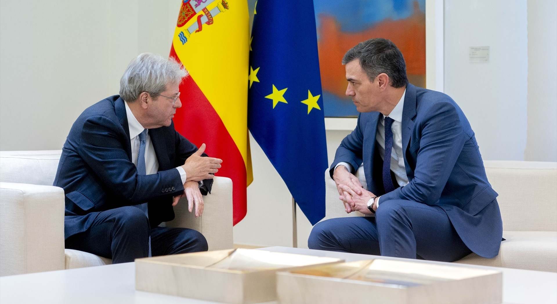 El presidente del Gobierno, Pedro Sánchez, junto al comisario europeo de Economía, Paolo Gentiloni | EP