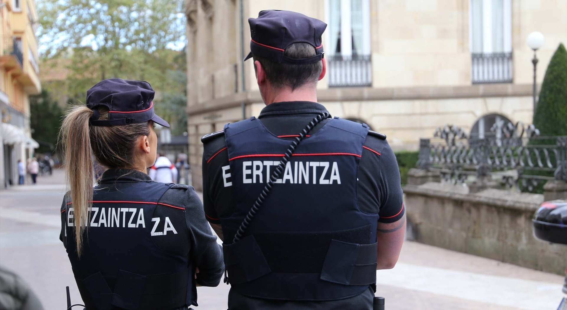 Dos agentes de la Ertzaintza