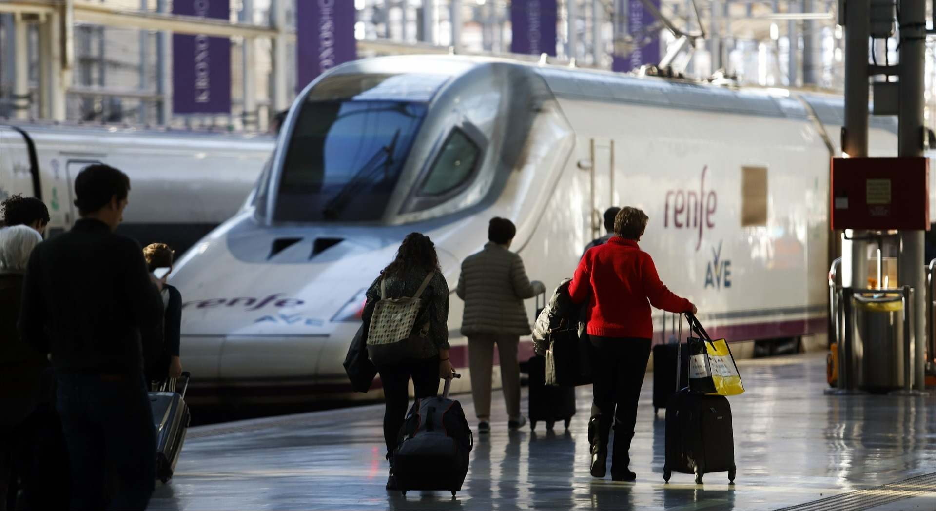 Viajeros cogiendo un AVE de Renfe. / Europa Press