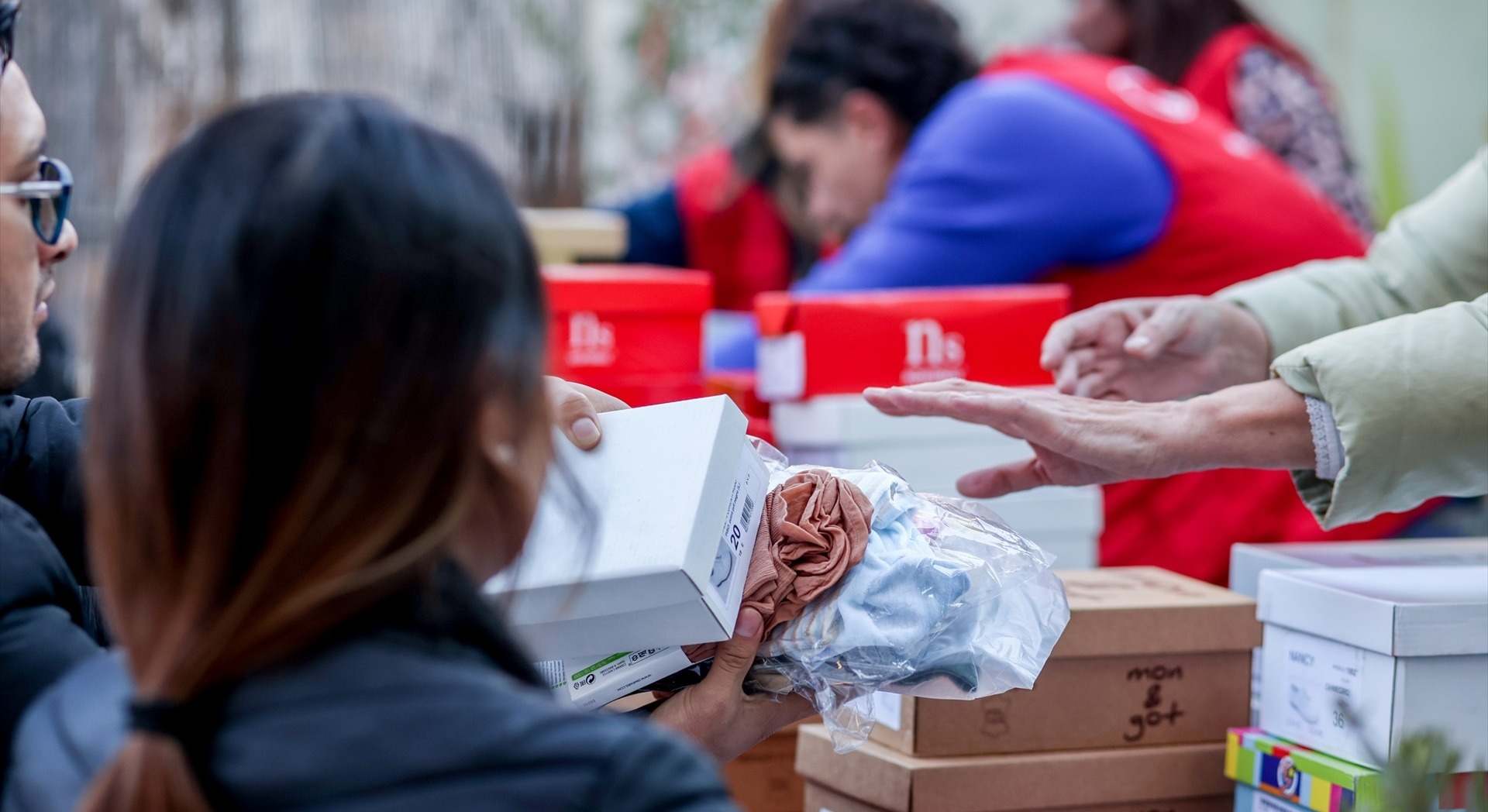 Varias personas reciben ropa de invierno y zapatos | EP