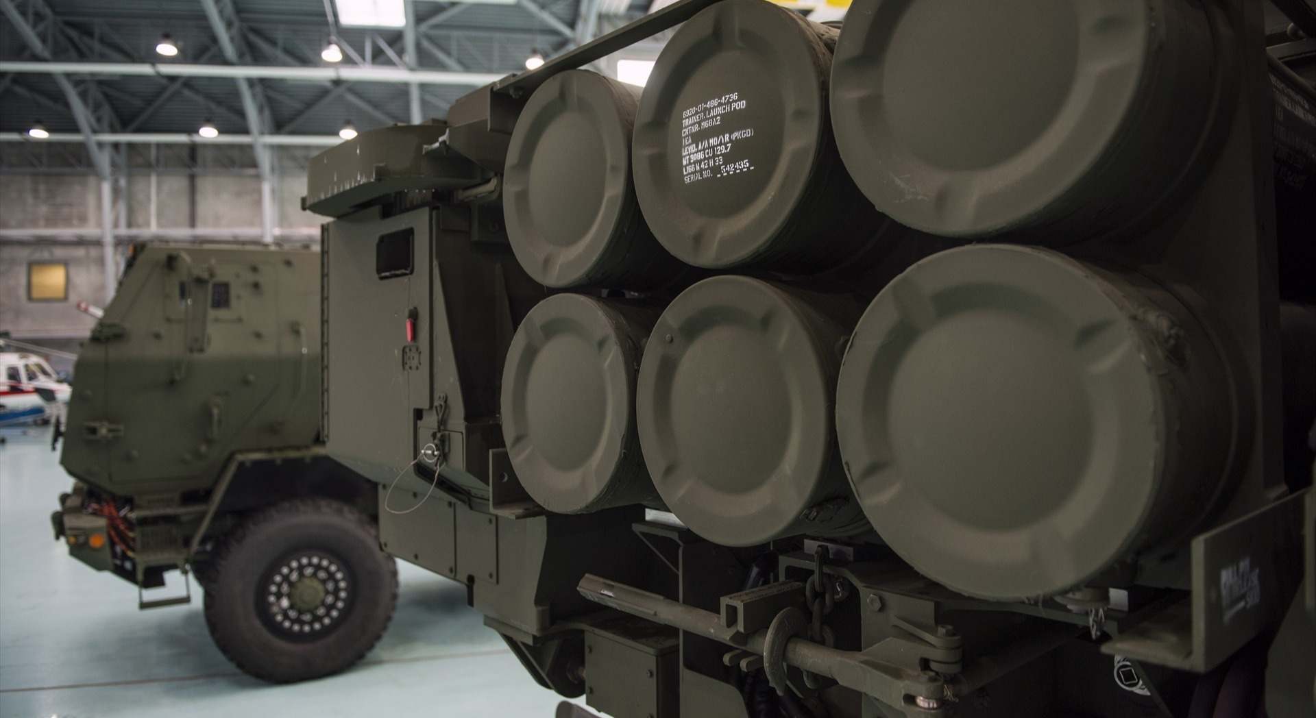 Lanzacohetes Himars instalados en vehículos militares en la 1.ª Base de Aviación de Transporte de Varsovia.