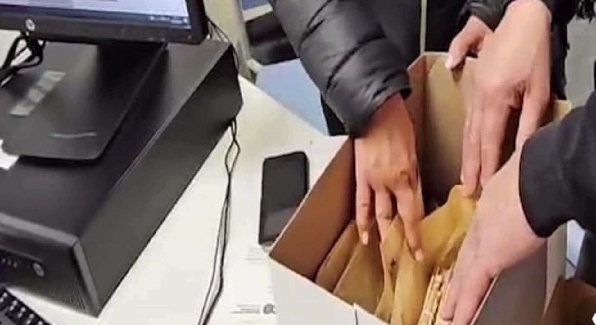Hombre entrega dinero en la comisaría