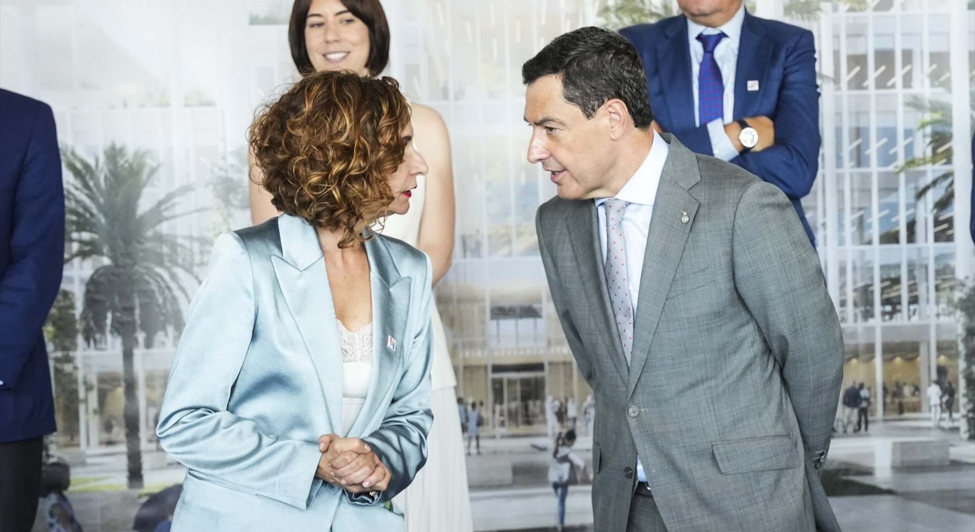 La ministra de Hacienda, Mª Jesús Montero y el presidente de la Junta de Andalucía, Juanma Moreno.