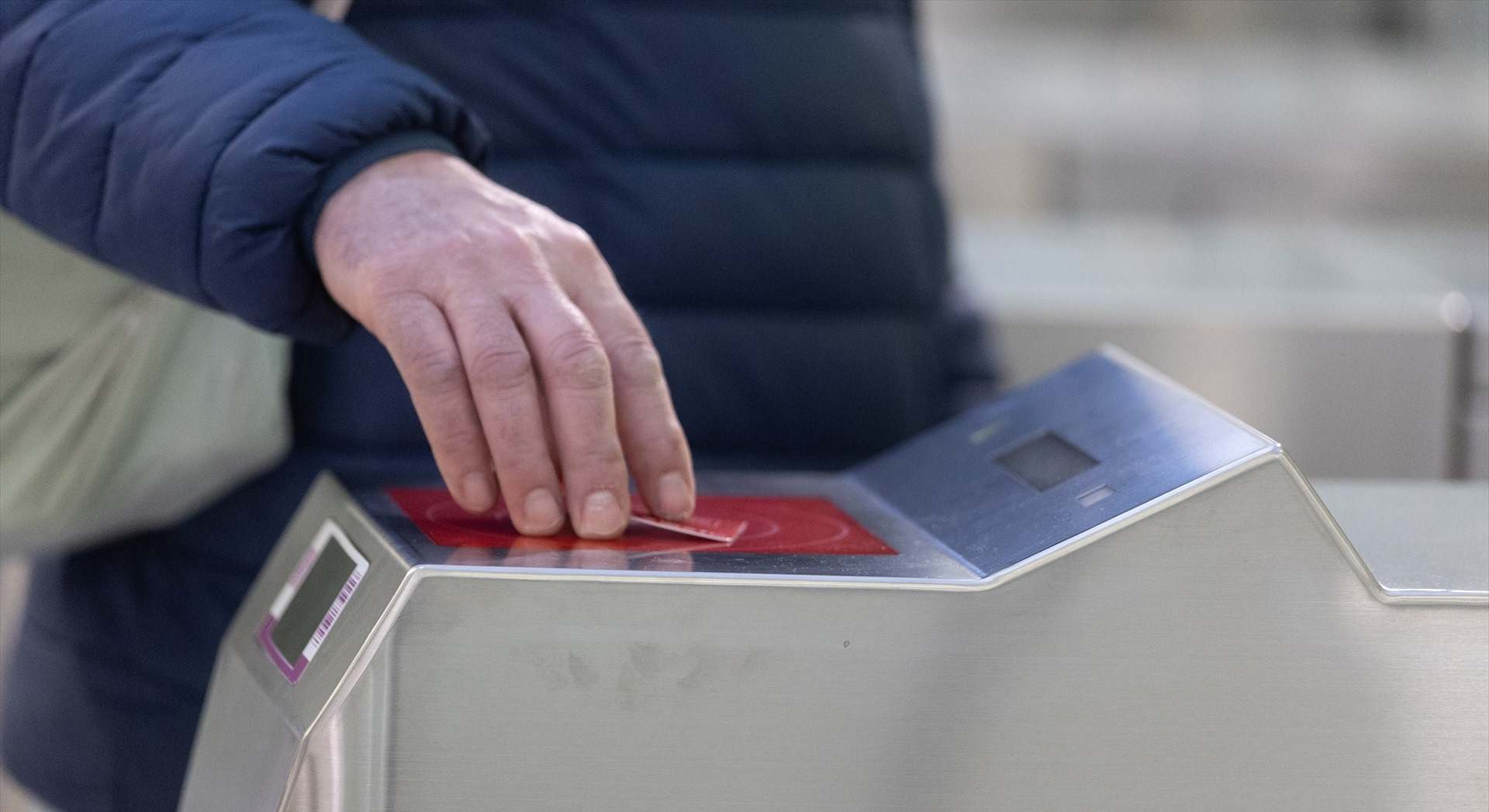 Viajero validando su abono transportes en Madrid. / Eduardo Parra - Europa Press