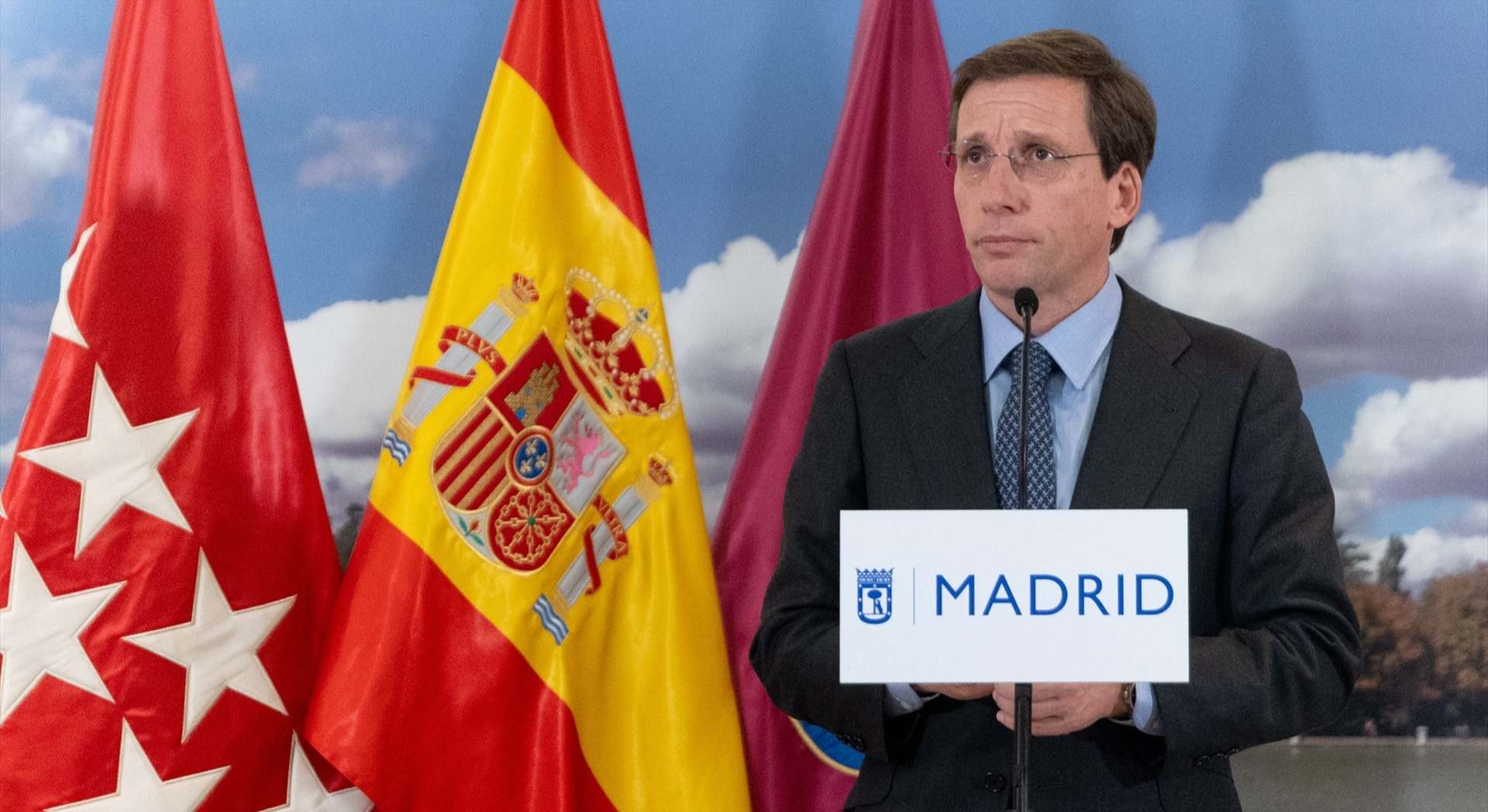 El alcalde de Madrid, José Luis Martínez-Almeida, interviene tras una sesión ordinaria del Pleno municipa