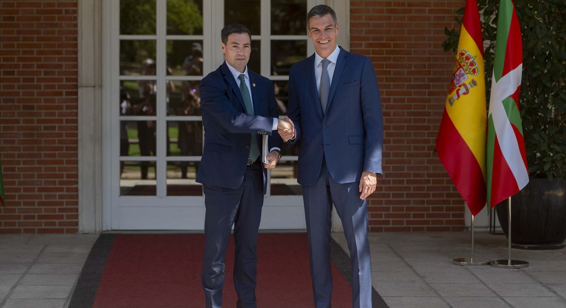 Imanol Pradales, lehendakari vasco; y Pedro Sánchez, presidente del Gobierno de España
