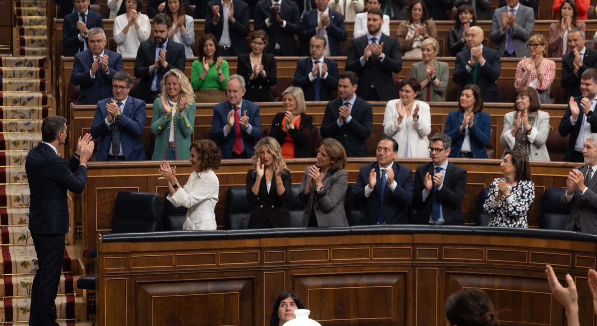 El presidente del Gobierno, Pedro Sánchez, es aplaudido por la bancada del PSOE durante una sesión plenaria | EP