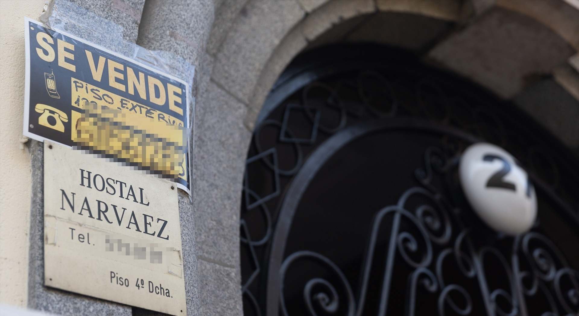 Cartel de 'Se vende' piso en una fachada. / Foto: Europa Press