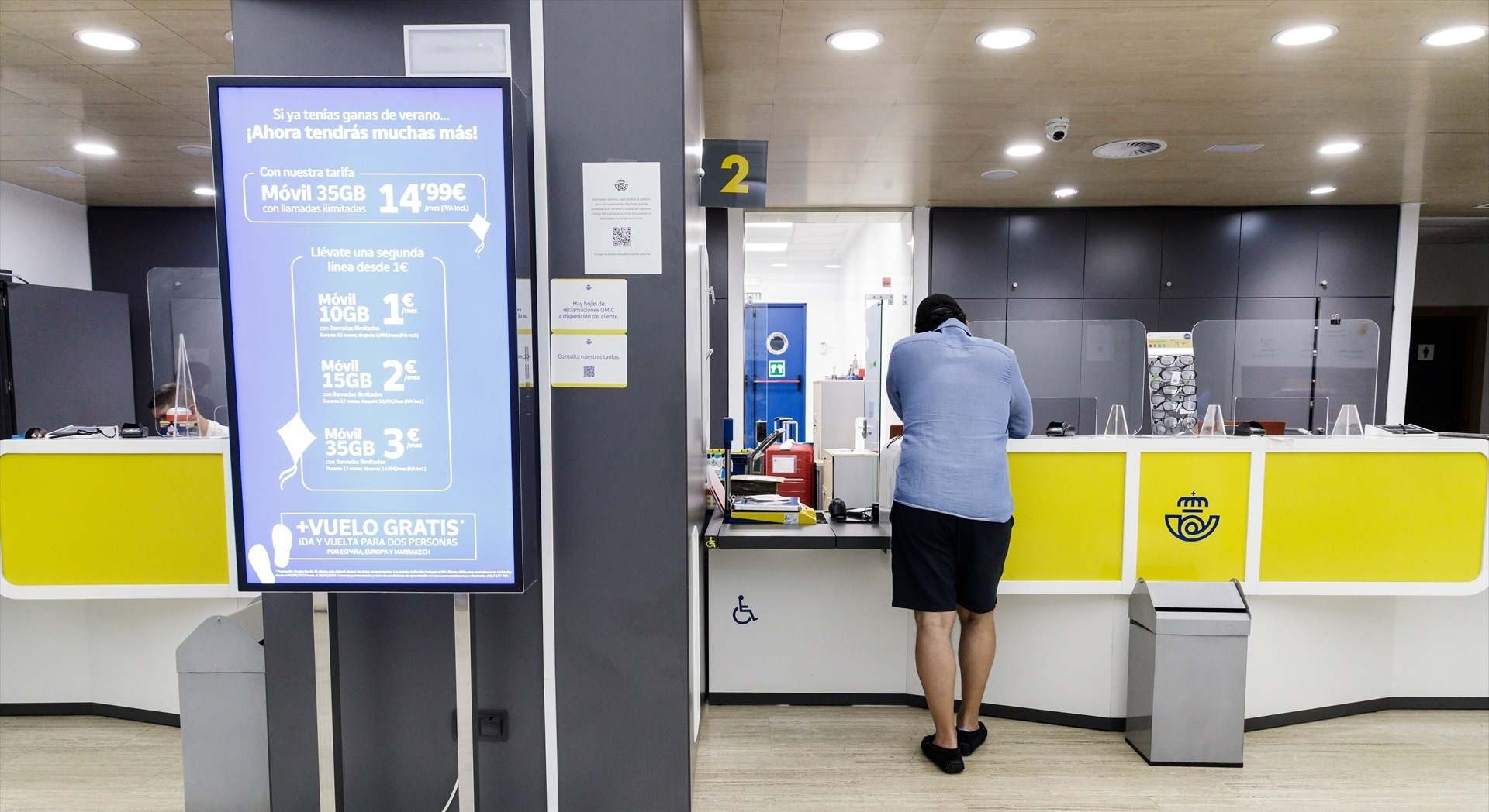 Tarifas promocionales de Correos Telecom en una oficina de Correos de Madrid. / Europa Press