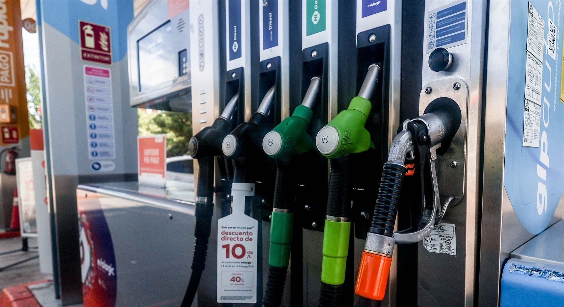 Varios surtidores de una gasolinera. EUROPA PRESS