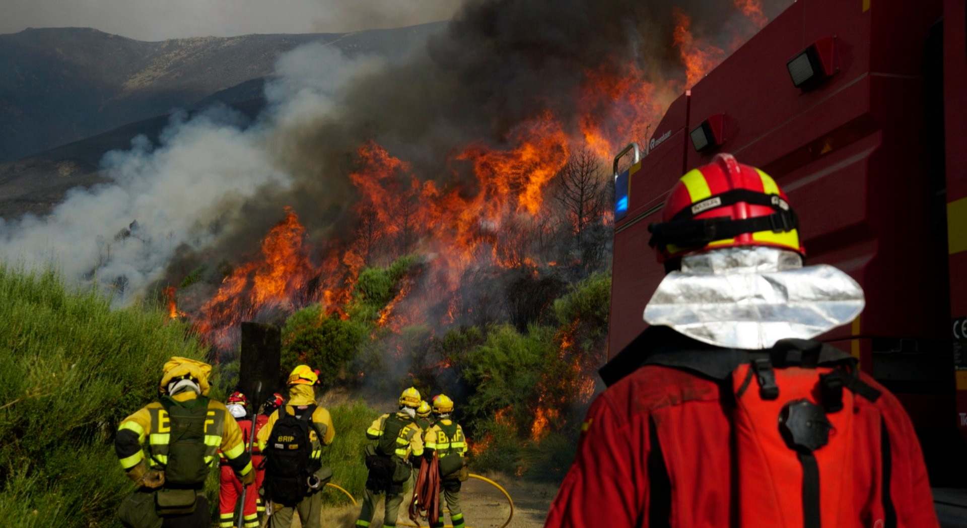 Efectivos de la UME en el incendio de Jarilla.