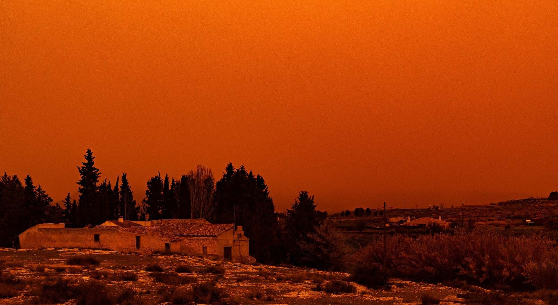 Cielo teñido de rojo en Murcia por la calima. / Foto: EP