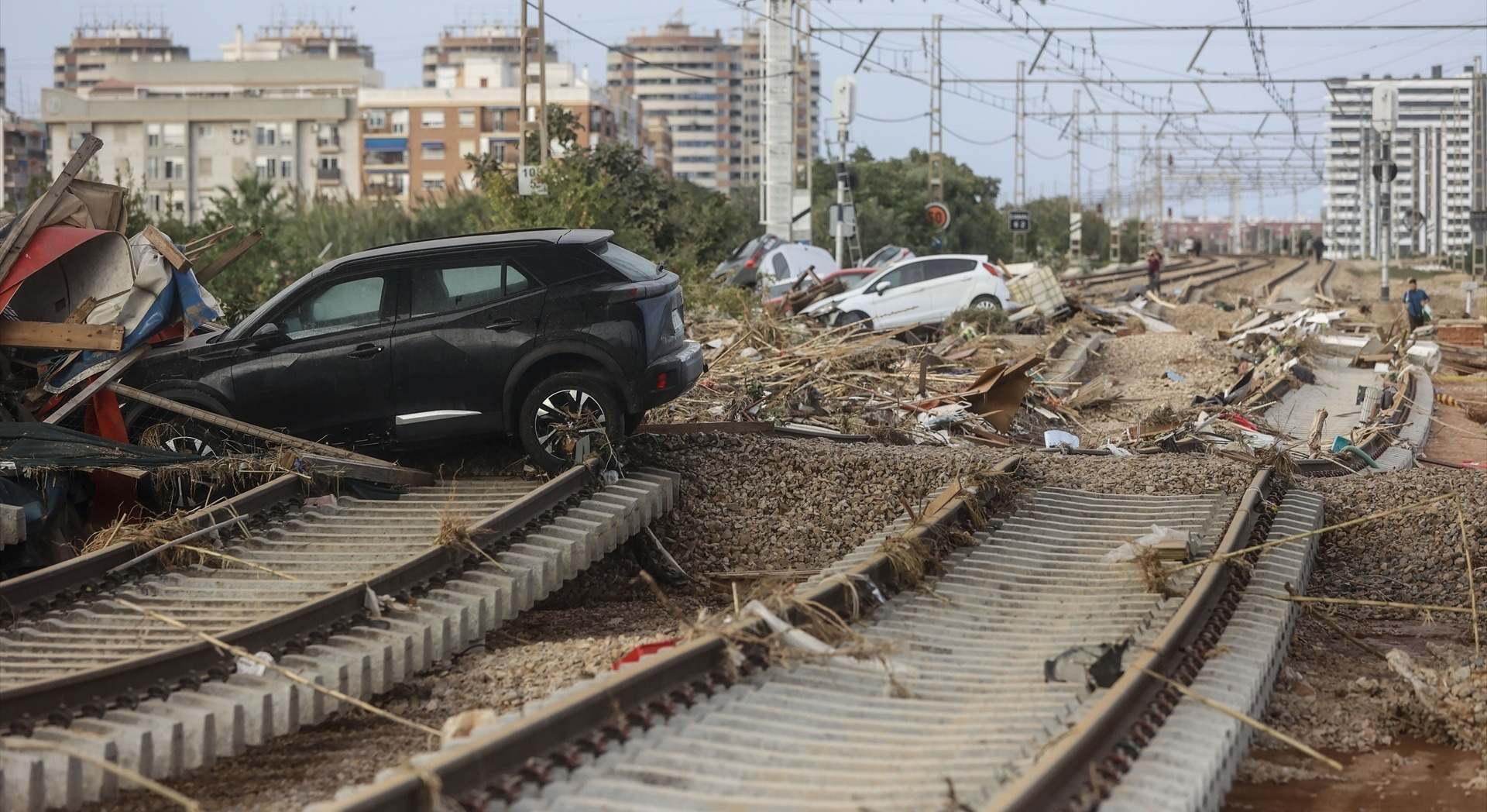 Decenas de coches amontonados en las vías del tren, a 31 de octubre de 2024, en Sedaví, Valencia
