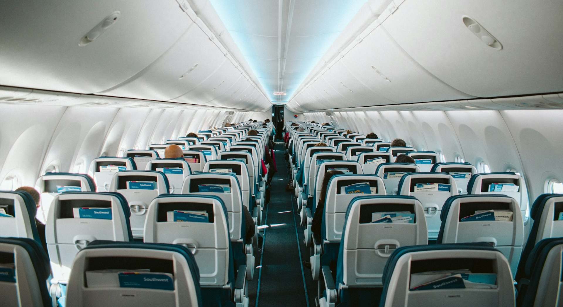 Cabina de un avión. / Lukas Souza - Unsplash