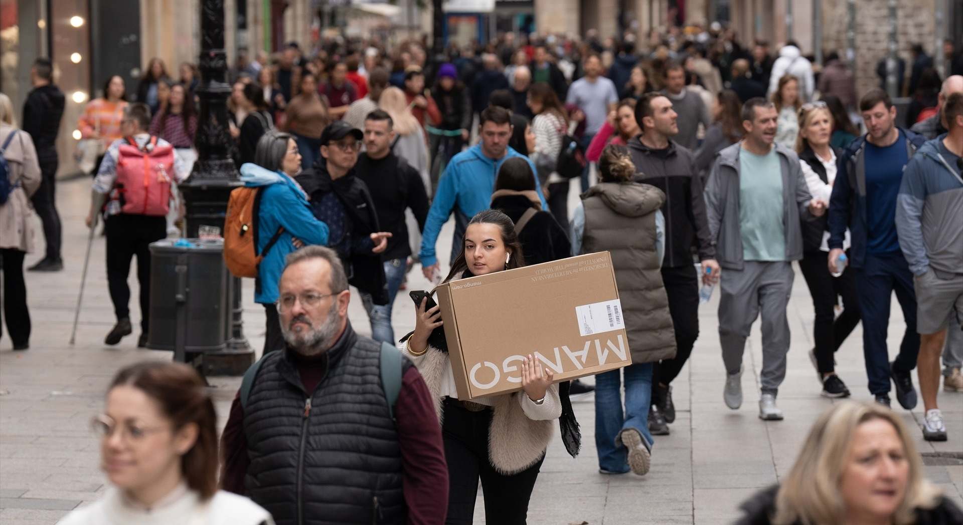 Una joven camina por la calle en Madrid | EP