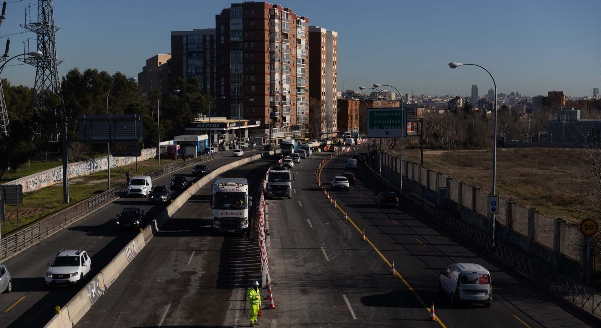 Varios vehículos circulan en la A-5, a 31 de enero de 2025