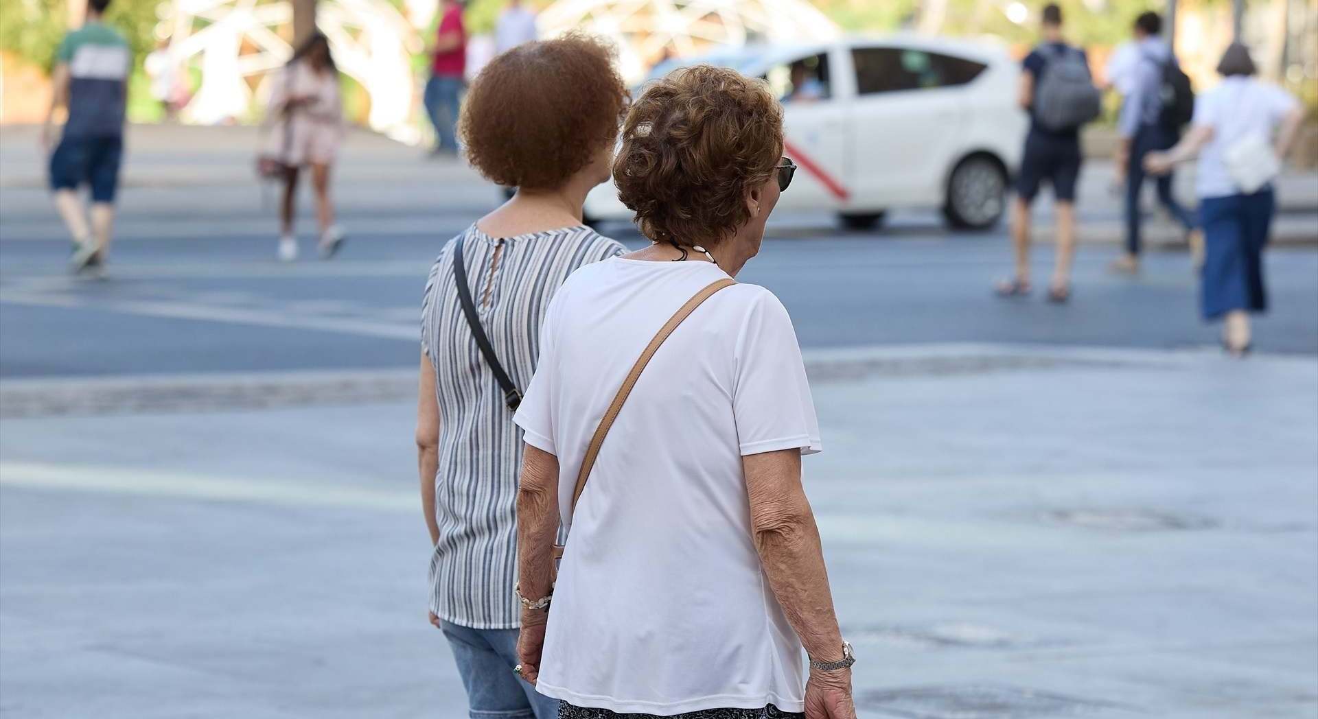 Dos jubiladas caminan por Madrid. Europa Press.