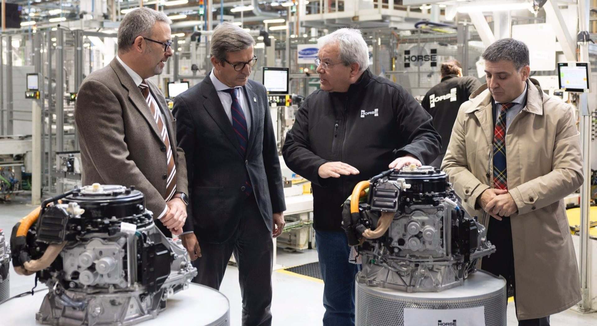 El consejero Jorge Paradela durante su visita a la fábrica de Horse.