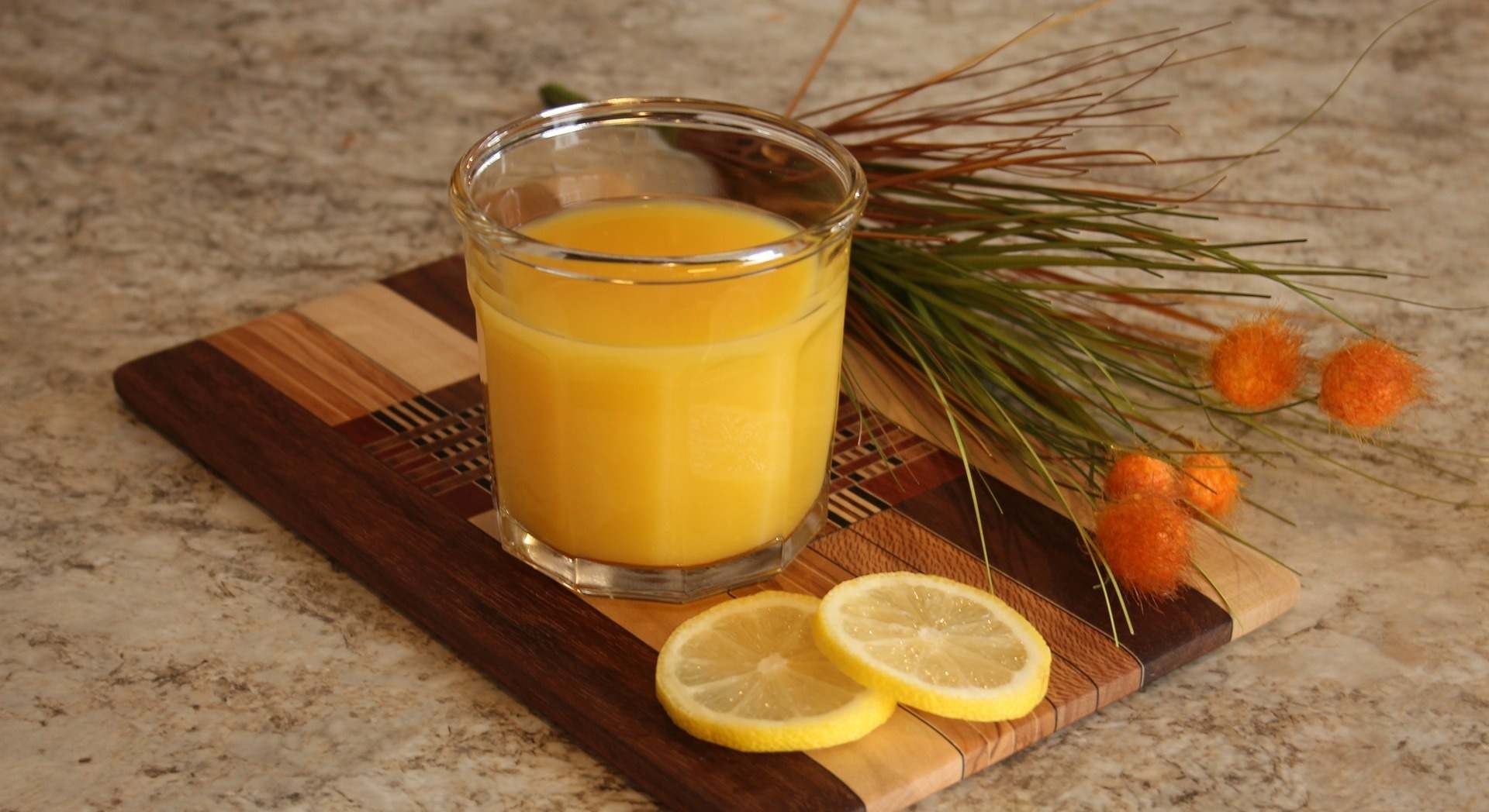 Un vaso de zumo de naranja bien presentado