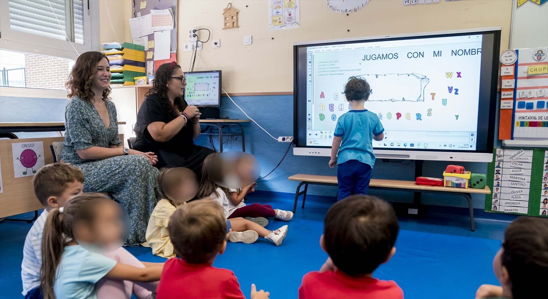 La presidenta de la Comunidad de Madrid, Isabel Díaz Ayuso (i), visita el Colegio público de Educación Infantil y Primaria San Juan Bautista