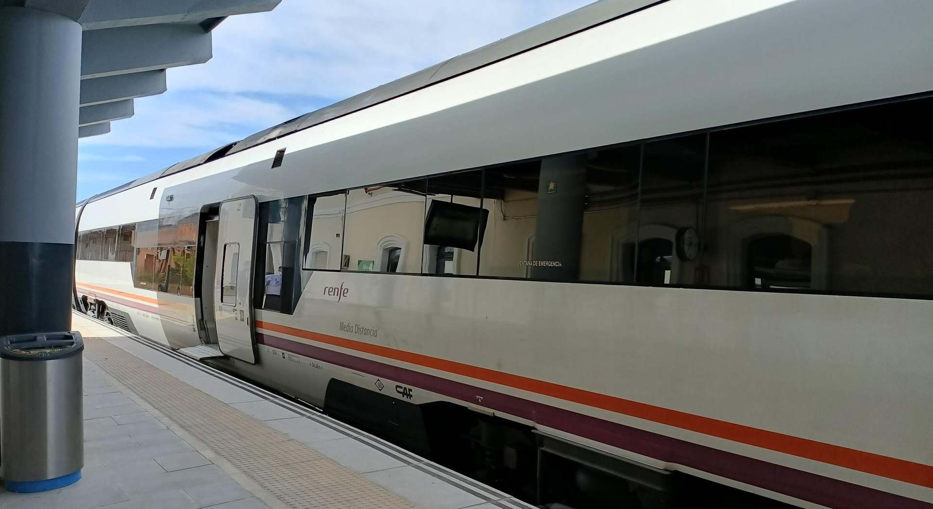 Un tren de Media Distancia en la estación de ferrocarril de Mérida en una imagen de archivo