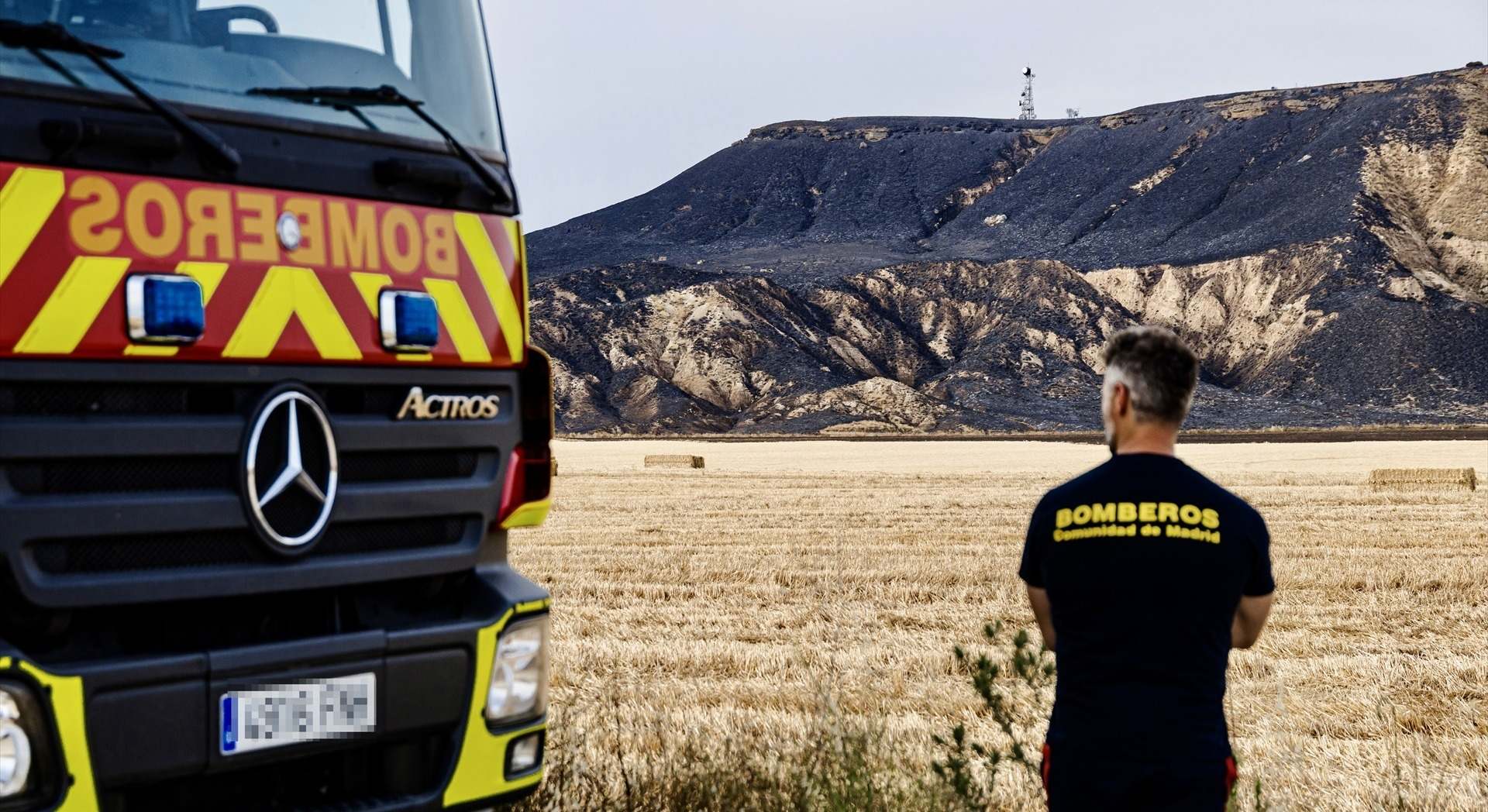 Un bombero trabaja en la zona quemada durante un incendio forestal