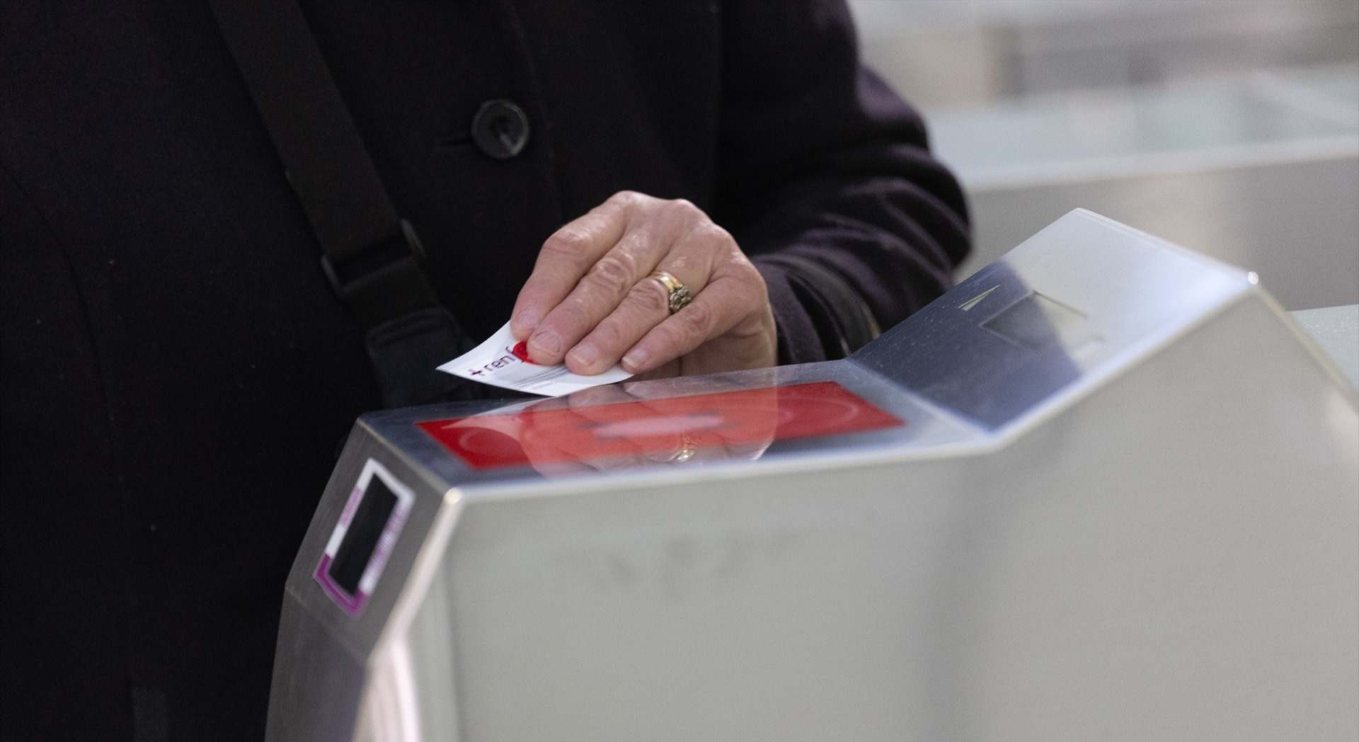 Persona validando su abono para entrar a las Cercanías. / Foto: Eduardo Parra - Europa Press