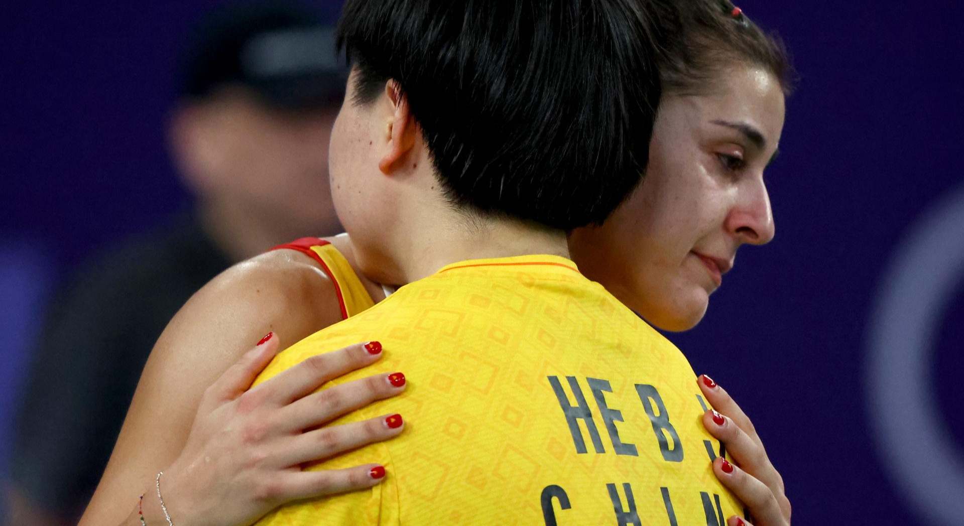 He Bing Jiao abraza a Carolina Marín después de lesionarse la española