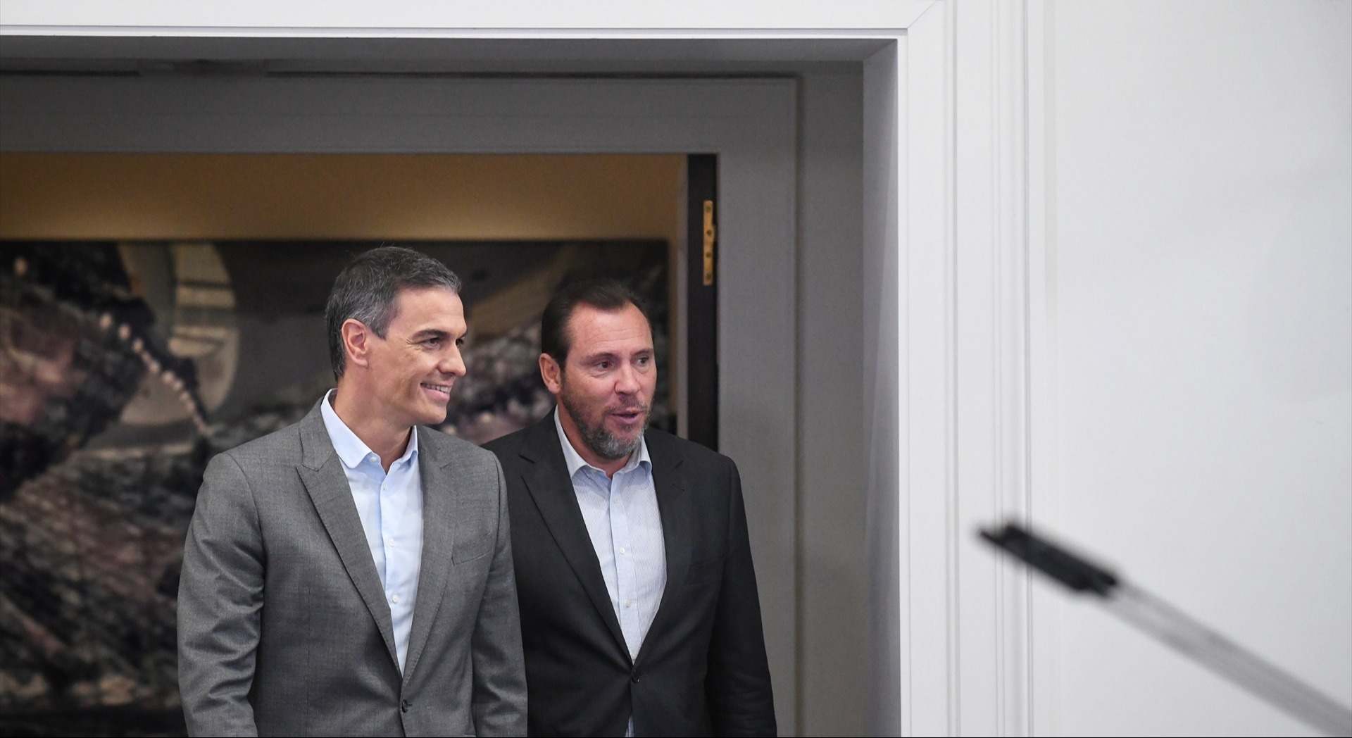 El presidente del Gobierno, Pedro Sánchez, junto al ministro de Transportes, Óscar Puente | EP