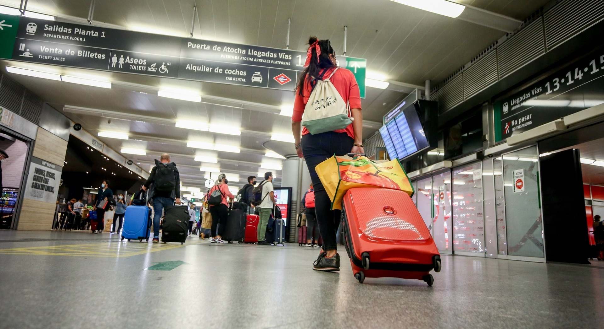 Una turista transporta su maleta en Atocha