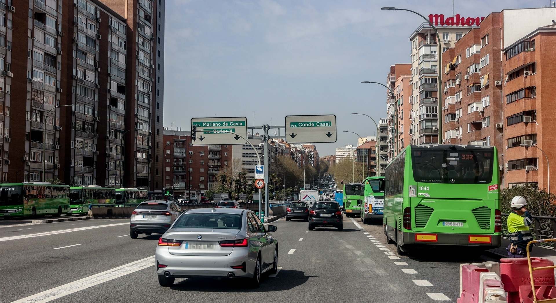 Varios autobuses interurbanos en la entrada a Conde de Casal por la A-3