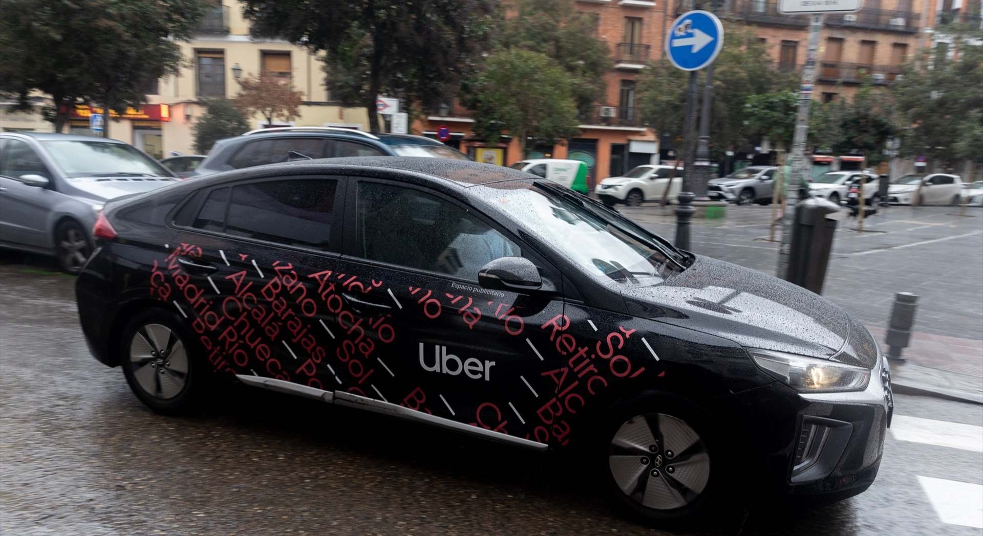 Un vehículo con licencia VTC circula por una calle de Madrid